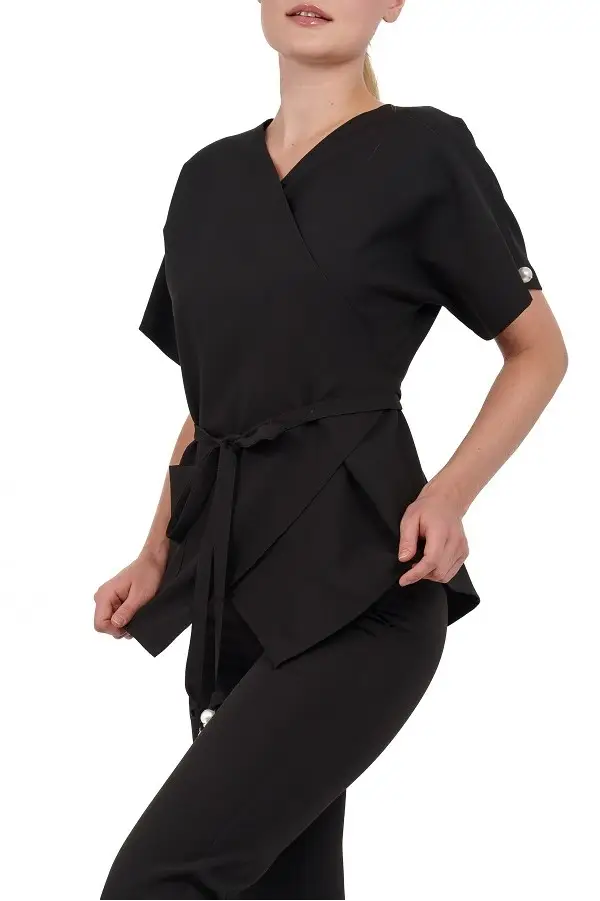 Uniforma medicala dama, Laura Olteanu, bluza petrecuta-pantaloni, roz prafuit